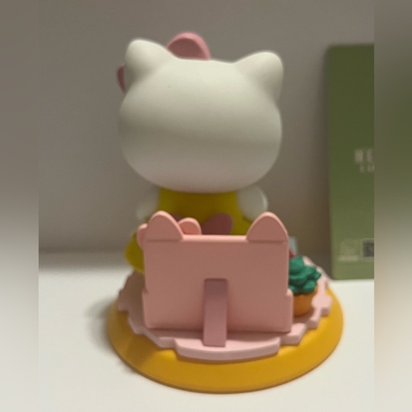 Hello Kitty Lovely Week Blind Box Figure-Wednesday - Picture 4 of 10